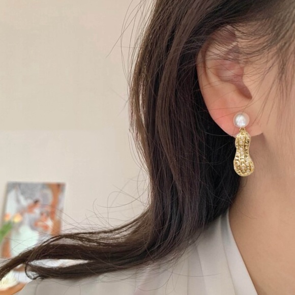 KATE SPADE • Gold Peanut Pearl Earrings - Picture 2 of 3
